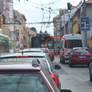 Děti kamenem rozbily jedoucímu trolejbusu okno