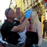 Žena dostala v centru Plzně přes obličej půlitrem