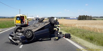 Auto rolovalo příkopem i po silnici