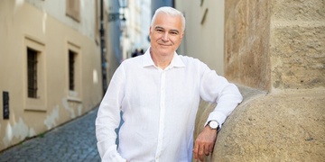 Představujeme vám lékaře a poslance Kamala Farhana