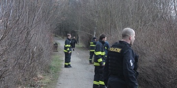 Nález oběšeného muže v parku a policisty na místě ohrožovala rozzuřená bachyně