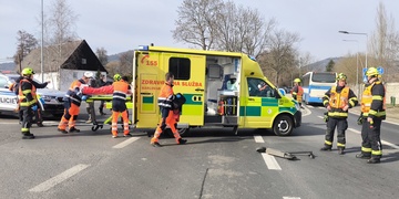 Řidička osobního vozu srazila a zranila ženu jedoucí na elektrokoloběžce