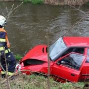 Auto skončilo v řece i s řidičem