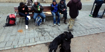 "Smuteční pochod" ve znamení opilství, žebrání a nepořádku