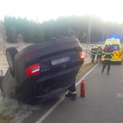Řidička najela na svodidla a převrátila auto na střechu