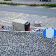 S téměř třemi promile projel autobusovou zastávkou