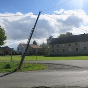 Řidič vyvrátil telefonní sloup a ujel