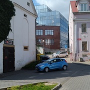 V centru Plzně přepadl, oloupil a vážně zranil seniorku