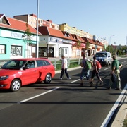 S telefonem u ucha a mimo přechod vběhla přímo před auto