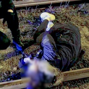 Na tramvajových kolejích spící ženu nemohli probudit ani strážníci