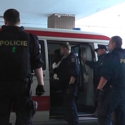 Dva muži se pokusili upálit třetího, jeden z útočníků se poté pokusil o sebevraždu