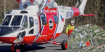 Na muže v Domažlicích spadlo auto a velmi vážně ho zranilo