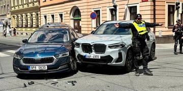 Dopravní nehoda komplikuje průjezd rušnou křižovatkou