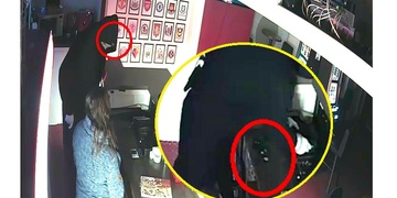 Loupež se zbraní na Slovanech! Pozná někdo pachatele na videu?