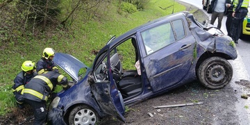 Řidička nepřizpůsobila rychlost a s autem se převrátila