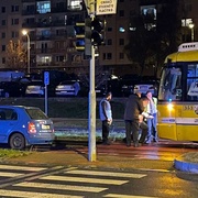 Auto v tramvajovém kolejišti
