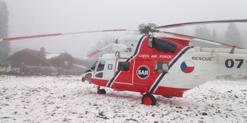 Na seniora spadl strom, helikoptéra však pro mlhu nemohla s pacientem vzlétnout