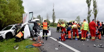 Hromadnou nehodu nepřežil jeden muž, dalšího z místa transportovali letecky ve vážném stavu