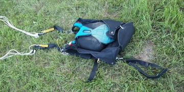 Těžce zraněnou parašutistku v bezvědomí transportuje vrtulník