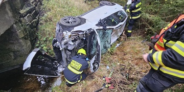 Vůz se po najetí na svodidla převrátil přes střechu do potoka