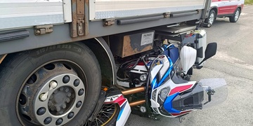 Střet nákladního vozu s motorkou