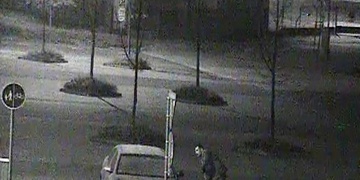 Vyřádil se na několika zaparkovaných autech. Poznáte ho?
