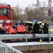 Osobní vozidlo srazilo dva chodce u Kauflandu