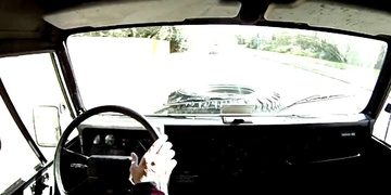 Terénním autem schválně najel na skupinu lidí!