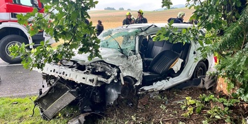 Mladý řidič nezvládl řízení, čelně narazil do stromu a velmi vážně zranil svého spolujezdce