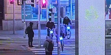 Jízda po chodníku, po přechodu a ještě k tomu na červenou, tak to není úplně nejlepší nápad