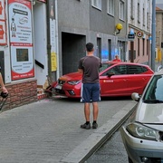 Auto po střetu vyjelo na chodník, srazilo ženu a narazilo do vchodu prodejny