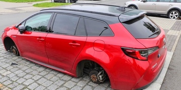 Z osobního automobilu odcizil všechna kola