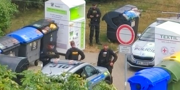 Lidé několik dní cítili silný zápach a pak v křoví nalezli mrtvolu