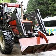 Nejen že ukradl traktor, ale dokonce i naftu do něj