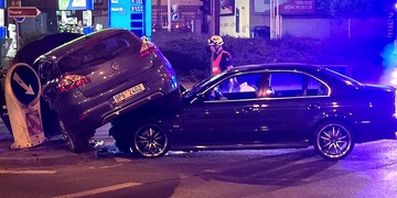 Náraz auto napasoval na ostrůvek, lampu a značku
