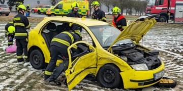 Vážná dopravní nehoda, čtyři zranění a v okolí probíhá pátrání po vyděšeném pejskovi, který z jednoho z vozů utekl