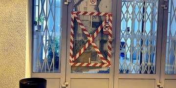 Na policejní služebnu zaútočil stojanovým popelníkem a pak policisty nařkl, že jsou zfetovaní