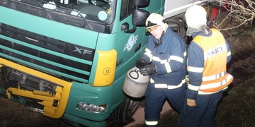 Na dálnici vyletěl kamion z vozovky