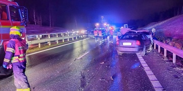 Hromadná nehoda čtyř vozidel zablokovala silnici na několik hodin