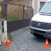 "Hele, ujíždí vám auto!"