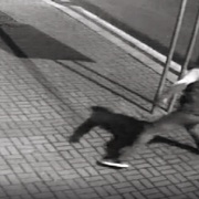 Vandal prohodil dlažební kostku dveřmi herny