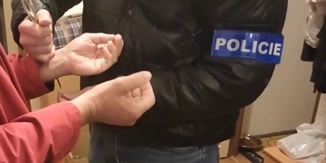 Ve vnitrobloku domu v Plzni mladý muž napadl a okradl mladistvého chlapce