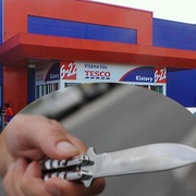 Slovák před Tescem napadl ostrahu nožem