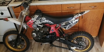 Ve Skvrňanech odcizili dirtbike