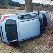 Dívka skončila s autem v příkopu