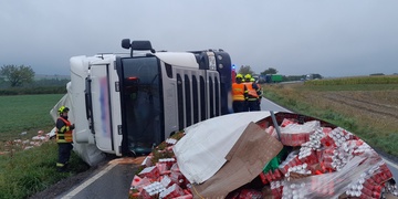 Kamion převážející náklad Coca-Coly se převrátil na bok
