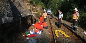 Stařenka pád z vlaku nepřežila