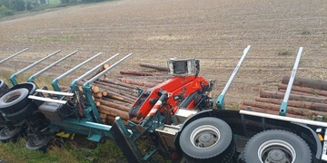 Řidič nákladního vozu za jízdy zkolaboval