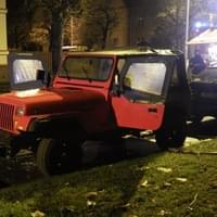 Neznámý žhář zapálil v noci na Slovanech Jeep Wrangler