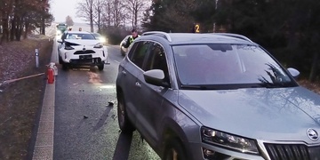Střet tří osobních vozů - řidička se prý potřebovala podívat na telefon